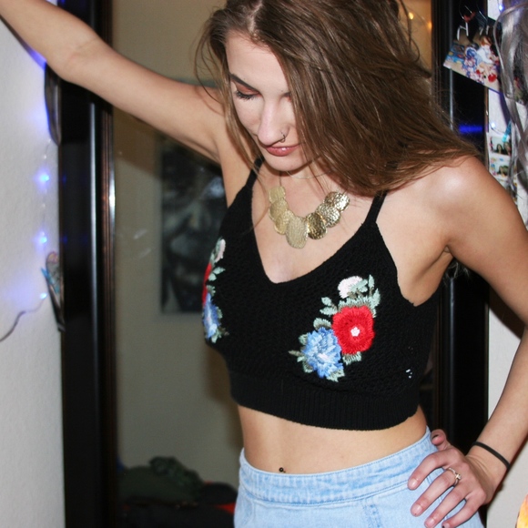 American Eagle Outfitters Tops - American eagle crochet black crop top